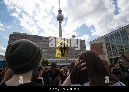 Des milliers de personnes se sont rassemblées à Alexanderplatz pour une manifestation Black Lives Matter le 6 juin 2020 à Berlin, en Allemagne. Banque D'Images