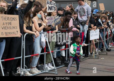 Des milliers de personnes se sont rassemblées à Alexanderplatz pour une manifestation Black Lives Matter le 6 juin 2020 à Berlin, en Allemagne. Banque D'Images