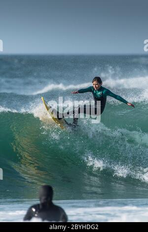 Un jeune adolescent en action de surf à Fistral à Newquay, dans les Cornouailles. Banque D'Images