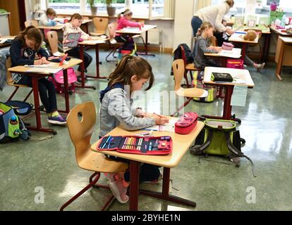 Wiesbaden, Allemagne. 10 juin 2020. Les élèves de la classe 2b du Robert-Schumann-Grundschule participent aux leçons. Crédit : Arne Dedert/dpa/Alay Live News Banque D'Images