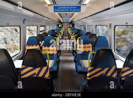 Restrictions concernant les sièges du coronavirus sur un train Leeds-Settle-Carlisle sans passagers, à proximité de Settle, dans le North Yorkshire, au Royaume-Uni Banque D'Images