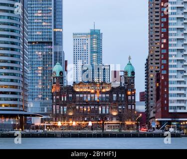 Vue sur l'hôtel New York sur le Wilhelminapier de Rotterdam. Ce bâtiment historique était auparavant le siège social de Holland America Lines. Banque D'Images