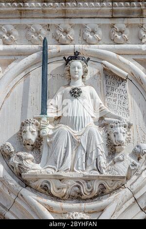 Ancienne sculpture de façade d'une princesse avec épée et lions comme la décoration supérieure du Palais des Doges à Venise, Italie, gros plan, détails Banque D'Images