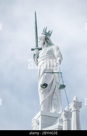 Ancienne statue de la déesse Justice avec épée et échelle sur le toit de la décoration du Palais des Doges à Venise, Italie, à proximité Banque D'Images