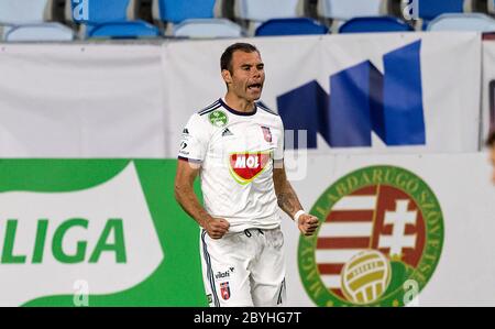 BUDAPEST, HONGRIE - JUIN 9 : Nemanja Nikolic du MOL Fehervar FC célèbre son but lors du match de la Ligue de la Banque de l'OTP hongroise entre Budapest Honved et le MOL Fehervar FC au stade Nandor Hidegkuti le 9 juin 2020 à Budapest, Hongrie. Banque D'Images