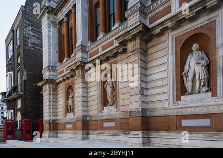 Angleterre, Londres, Westminster, Mayfair, Burlington Gardens, Royal Academy of Arts aka RA, North Wall, Statue de Leibitz, Cuvier et Linnaeus Banque D'Images