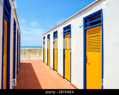 Les portes d'une cabine de plage à Ostia Lido - Rome, Italie Banque D'Images