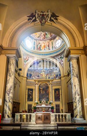 Autel avec la mosaïque paléochristienne du 5e siècle dans la basilique Santa Pudenziana - Rome, Italie Banque D'Images