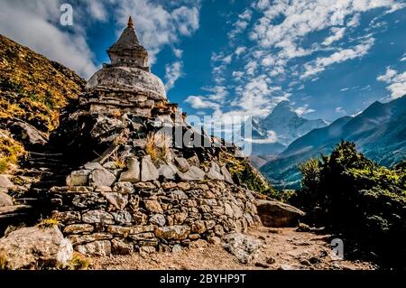 Népal. Island Peak Trek. Chorten bouddhiste avec Mani Stone Prayer Wall avec le sommet mondialement connu d'Ama Dablam dans la distance vue de la piste entre Namche Bazar et Thyangboche Banque D'Images