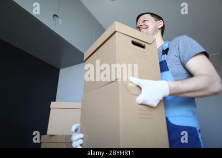 Homme heureux en gants de protection Banque D'Images