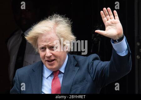 Le Premier ministre Boris Johnson quitte le 10 Downing Street, à Westminster, Londres, pour assister aux questions du Premier ministre (QPM) au Parlement. Banque D'Images