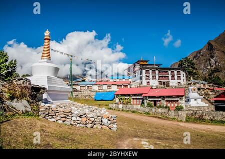 Népal. Partez à Island Peak. Scènes colorées dans et autour du monastère bouddhiste de Thyangboche, en regardant vers le complexe principal des bâtiments Banque D'Images