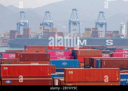 10 juin 2020, Busan, CORÉE DU SUD : 10 juin 2020-Busan, Corée du Sud- UNE vue de la scène du nouveau port à conteneurs à Busan, Corée du Sud.l'économie de la Corée du Sud devrait se contracter de 1.2 pour cent cette année, alors que la pandémie du coronavirus et les mesures de confinement ont ravagé le commerce et la consommation mondiaux, a déclaré l'Organisation de coopération et de développement économiques (OCDE) mercredi. La prévision actualisée, qui serait la plus forte contraction depuis la crise financière asiatique de 1998, a marqué une baisse marquée par rapport aux prévisions de l'OCDE de mars d'expansion de 2 pour cent. Les dernières prévisions de l'OCDE sont plus sombres qu'une prévision Banque D'Images