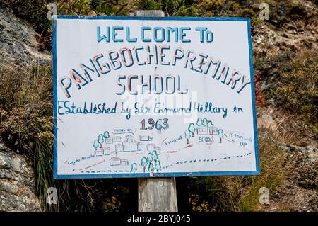 Népal. Island Peak Trak. Panneau d'information dirigeant les visiteurs vers l'école Sir Edmund Hillary à Pangboche, non loin du monastère de Thyangboche. Banque D'Images