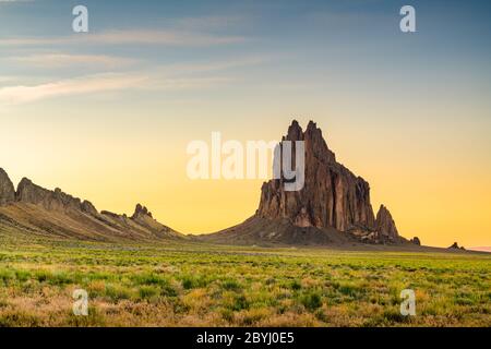 Shiprock, New Mexico, USA à la formation rocheuse de Shiprock. Banque D'Images