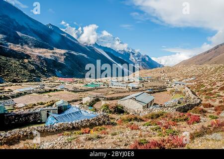 Népal. Island Peak Trek. Vue sur les enclos de champs clos vers les sommets d'Ama Dablam depuis le village de Dingboche Banque D'Images