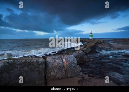 Phare vert au crépuscule sur la mer du Nord Banque D'Images