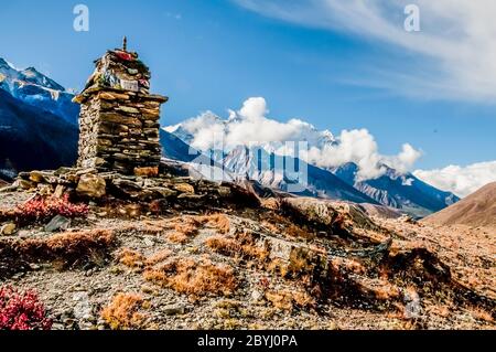 Népal. Island Peak Trek. Mémorial bouddhiste pierre cairns au-dessus du village de Dingboche regardant dans la direction de Kan taiga Banque D'Images