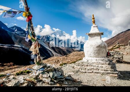 Népal. Island Peak Trek. Chorten bouddhiste Stupa avec des pierres de prière Mani regardant dans la direction de Kangtaiga de dessus le village de Dingboche Banque D'Images