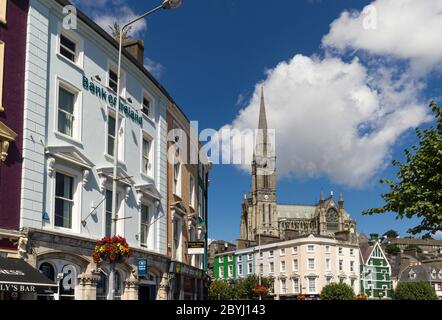 Vue sur la ville côtière de Cobh avec la tour de la cathédrale en arrière-plan. En Irlande. Banque D'Images