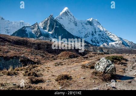 Népal. Island Peak Trek. Le sommet mondialement célèbre d'Ama Dablam vu depuis le sentier au-dessus du village de Dingboche Banque D'Images