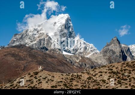 Népal. Island Peak Trek. Le pic formidable de Taboche depuis le village de Dingboche Banque D'Images