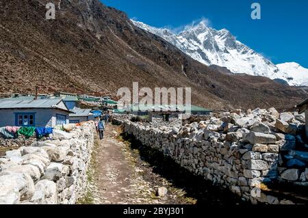 Népal. Island Peak Trek. En regardant le long de la rue principale vers les sommets du mont Everest depuis le village de Dingboche Banque D'Images