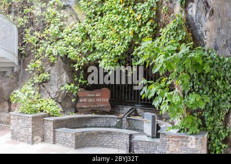 ESCALDES-ENGORDANY, ANDORRE - 2020 juin 8: Font de Roc del Metge dans la rivière Valira sur Engordany Pont et maisons vue dans une chute de neige dans la petite ville E Banque D'Images