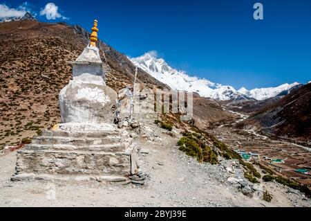 Népal. Island Peak Trek. En regardant la vallée de l'Imja Khola vers les sommets du mont Everest [à gauche] et le pic de l'île depuis le Chorten Stupa bouddhiste au-dessus de la colonie de Sherpa de Dingboche. Banque D'Images