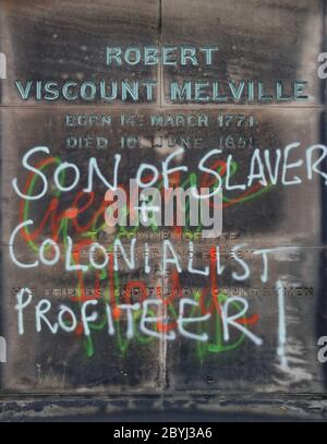 Graffitis sur une statue de Robert Viscount Melville à Édimbourg à la suite d'une série de manifestations de Black Lives Matter ont eu lieu dans tout le Royaume-Uni pendant le week-end. Les manifestations ont été déclenchées par la mort de George Floyd, qui a été tué le 25 mai alors qu'il était en garde à vue dans la ville américaine de Minneapolis. Banque D'Images