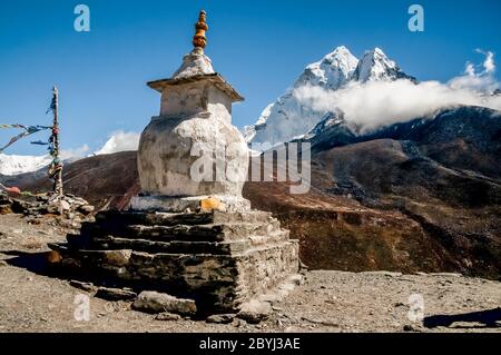 Népal. Island Peak Trek. Chorten bouddhiste Stupa avec des pierres de prière Mani regardant dans la direction d'Ama Dablam de dessus le village de Dingboche Banque D'Images