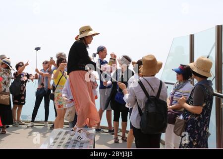 Les touristes prennent des photos d'une position au-dessus de la vieille ville de Dubrovnik en Croatie Banque D'Images