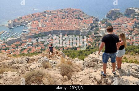 Les touristes prennent des photos d'une position au-dessus de la vieille ville de Dubrovnik en Croatie Banque D'Images