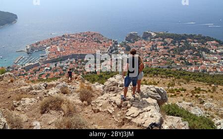 Les touristes prennent des photos d'une position au-dessus de la vieille ville de Dubrovnik en Croatie Banque D'Images