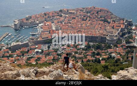 Les touristes prennent des photos d'une position au-dessus de la vieille ville de Dubrovnik en Croatie Banque D'Images