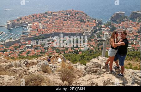 Les touristes prennent des photos d'une position au-dessus de la vieille ville de Dubrovnik en Croatie Banque D'Images