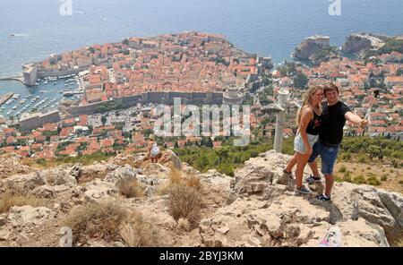 Les touristes prennent des photos d'une position au-dessus de la vieille ville de Dubrovnik en Croatie Banque D'Images