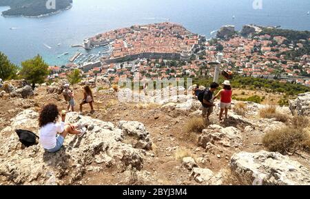 Les touristes prennent des photos d'une position au-dessus de la vieille ville de Dubrovnik en Croatie Banque D'Images