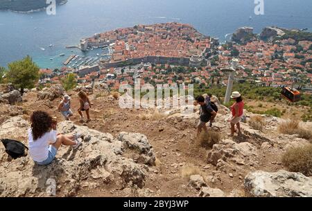 Les touristes prennent des photos d'une position au-dessus de la vieille ville de Dubrovnik en Croatie Banque D'Images