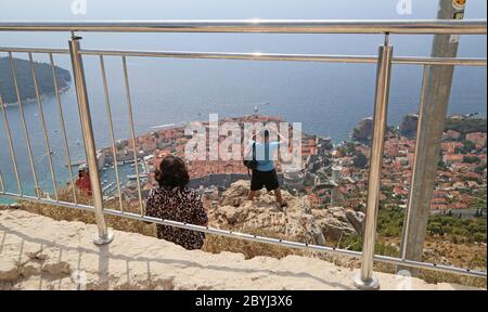 Les touristes prennent des photos d'une position au-dessus de la vieille ville de Dubrovnik en Croatie Banque D'Images