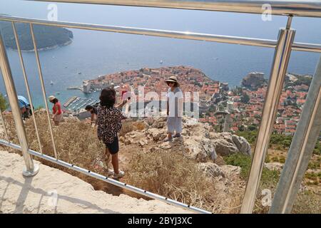 Les touristes prennent des photos d'une position au-dessus de la vieille ville de Dubrovnik en Croatie Banque D'Images