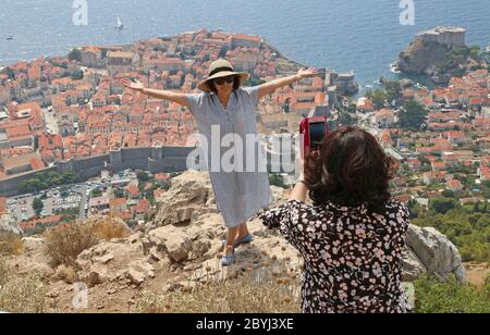 Les touristes prennent des photos d'une position au-dessus de la vieille ville de Dubrovnik en Croatie Banque D'Images