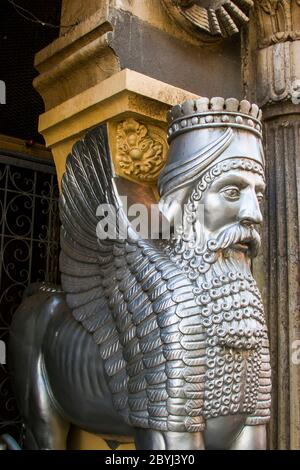 Une statue lamassu comme une divinité à l'entrée du Temple du feu de Parsi dans le sud de Mumbai Inde. C'est un lieu de culte pour les zoroastriens Banque D'Images