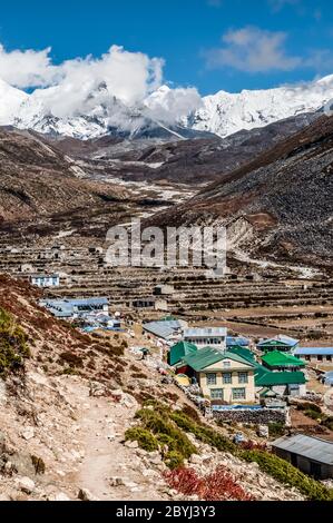 Népal. Island Peak Trek. En regardant vers le bas vers les enceintes de champ fortifiées depuis le dessus du village de Dingboche Banque D'Images