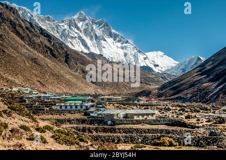 Népal. Island Peak Trek. En regardant vers les sommets du mont Everest depuis le village de Dingboche Banque D'Images