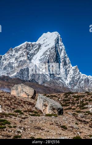 Népal. Island Peak Trek. Le pic formidable de Taboche depuis le village de Dingboche Banque D'Images