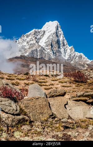 Népal. Island Peak Trek. Le pic formidable de Tabochewith bouddhiste Mani Stone Prayer Wall de la part du village de Dingboche Banque D'Images