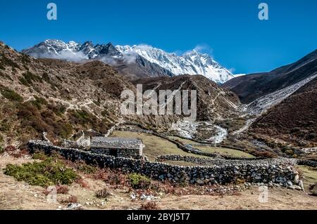 Népal. Island Peak Trek. En regardant vers les sommets du mont Everest depuis le village de Dingboche Banque D'Images