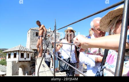 Les plongeurs de pont attendent le paiement des touristes pour effectuer un saut de mort défiant un pont à Mostar, Bosnie-Herzégovine Banque D'Images