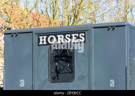 Boîte à chevaux avec porte et fenêtre avec inscription chevaux Banque D'Images